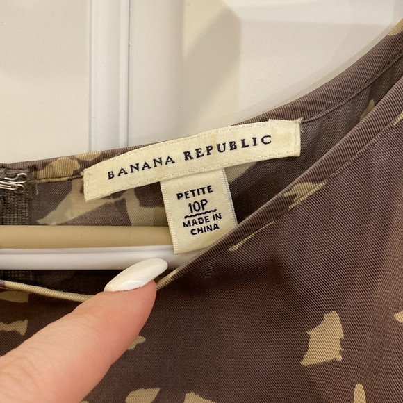 Banana Republic dress with pockets. Zip up back. Used but in very good condition - Picture 3 of 5